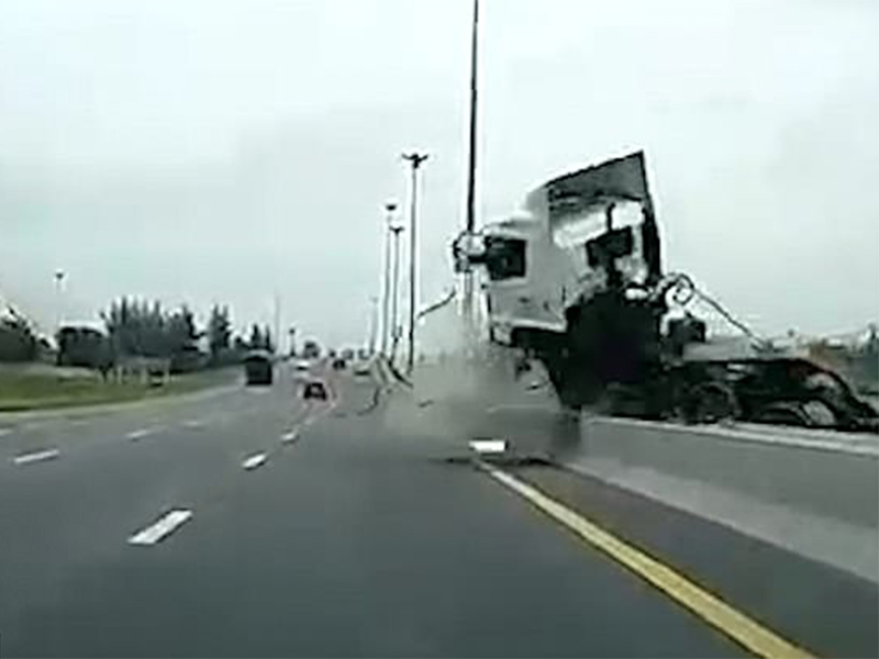 بالفيديو: غفوة سائق تتسبب في موته بحادث مروع!